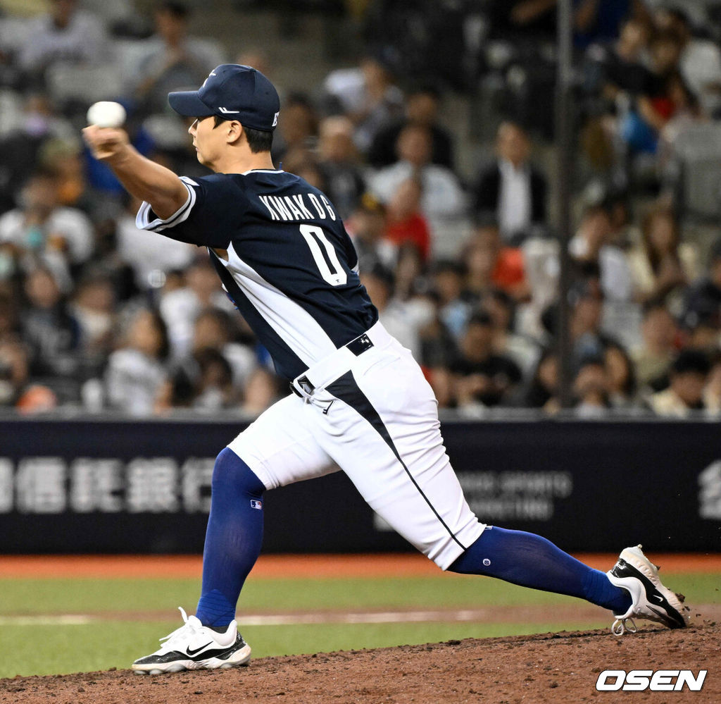 15일 오후 대만 타이베이돔에서 세계야구소프트볼연맹(WBSC) 프리미어12 2024 B조 대한민국과 일본의 경기가 열렸다.대한민국은 3차전 선발투수로 최승용, 일본은 다카하시 히로토를 내세웠다.5회말 1사에서 대한민국 곽도규가 역투하고 있다. 2024.11.15 /sunday@osen.co.kr