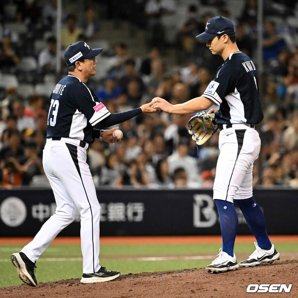 15일 오후 대만 타이베이돔에서 세계야구소프트볼연맹(WBSC) 프리미어12 2024 B조 대한민국과 일본의 경기가 열렸다.대한민국은 3차전 선발투수로 최승용, 일본은 다카하시 히로토를 내세웠다.5회말 2사 1,2루에서 대한민국 곽도규가 일본 구리하라에 사구를 허용하자 최일언 코치가 마운드에 올라 교체를 하고 있다. 2024.11.15 /sunday@osen.co.kr