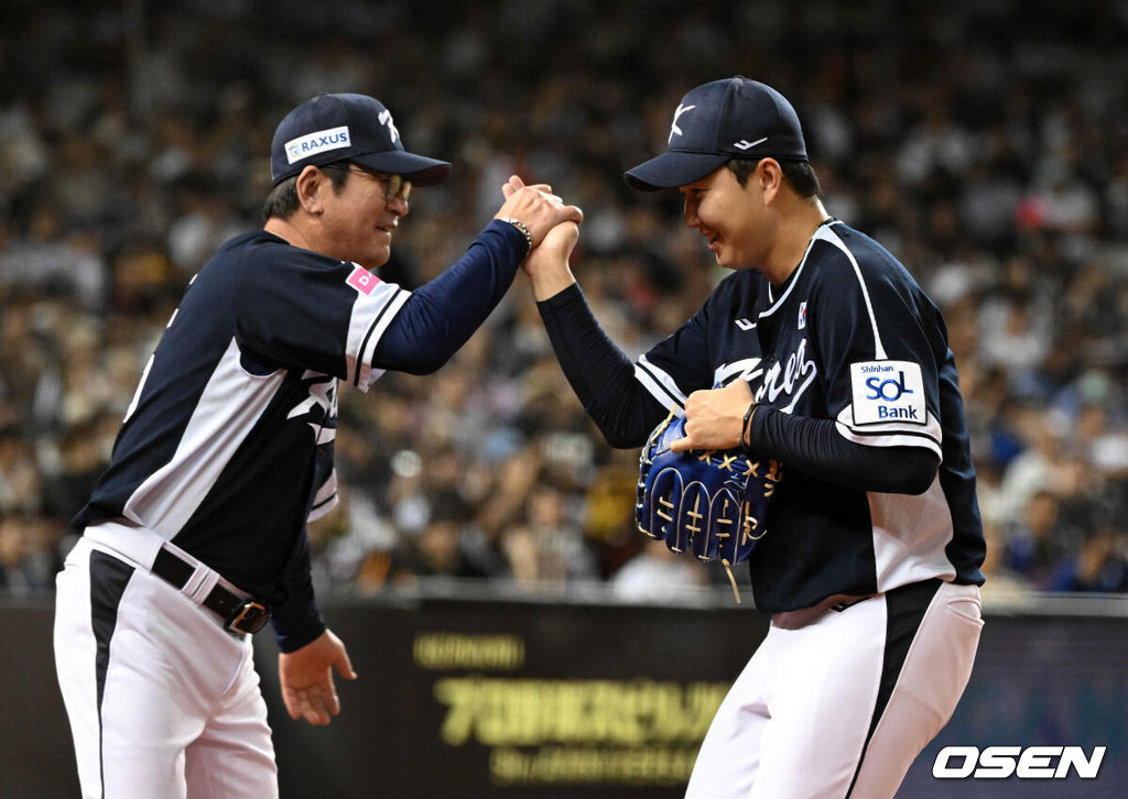 15일 오후 대만 타이베이돔에서 세계야구소프트볼연맹(WBSC) 프리미어12 2024 B조 대한민국과 일본의 경기가 열렸다.대한민국은 3차전 선발투수로 최승용, 일본은 다카하시 히로토를 내세웠다.5회말 1사에서 대한민국 유영찬이 교체되며 류중일 감독과 하이파이브를 하고 있다. 2024.11.15 /sunday@osen.co.kr