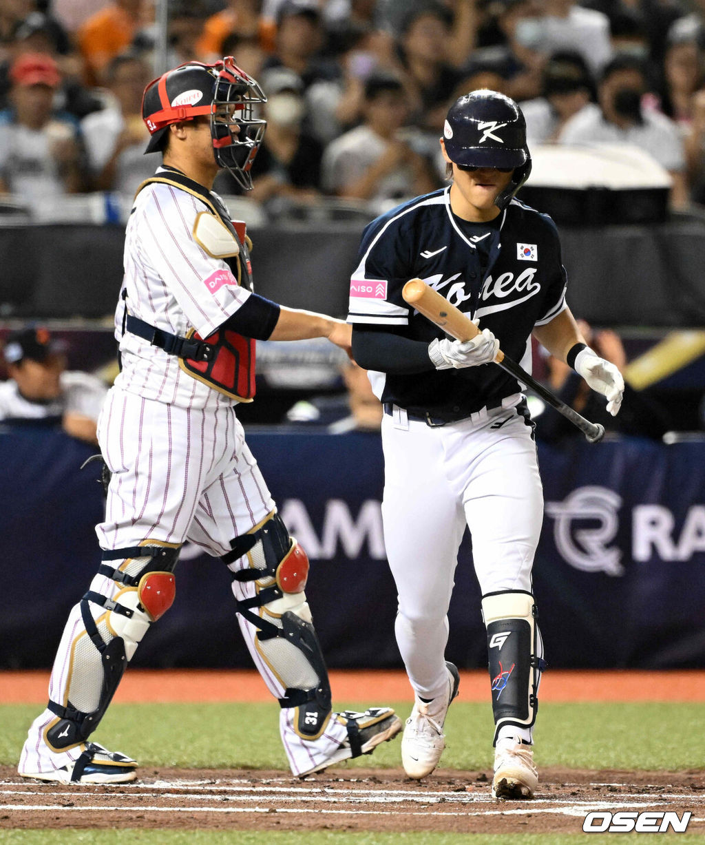 15일 오후 대만 타이베이돔에서 세계야구소프트볼연맹(WBSC) 프리미어12 2024 B조 대한민국과 일본의 경기가 열렸다.대한민국은 3차전 선발투수로 최승용, 일본은 다카하시 히로토를 내세웠다.1회초 1사 2루에서 대한민국 김도영이 삼진으로 물러나고 있다. 2024.11.15 /sunday@osen.co.kr