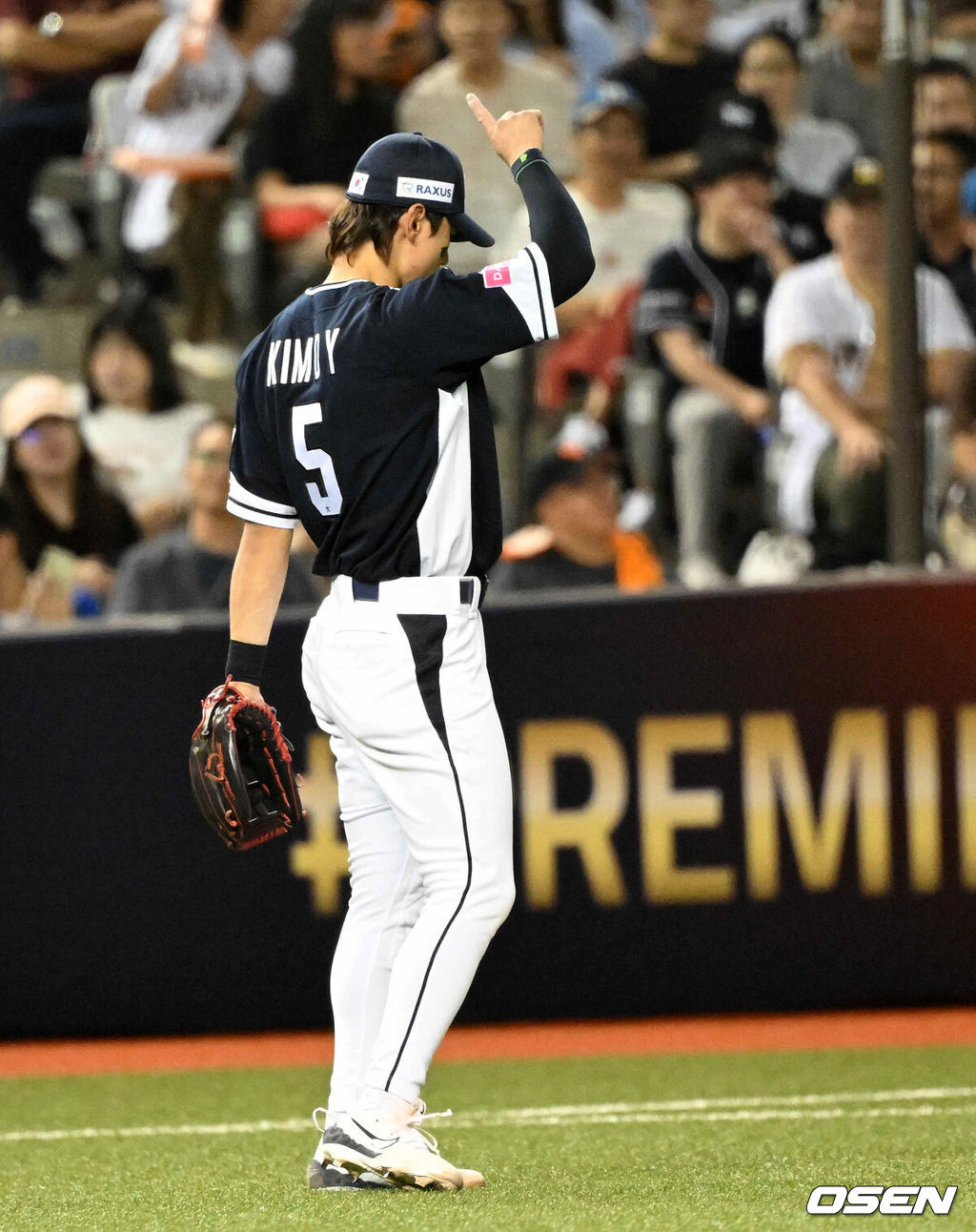 15일 오후 대만 타이베이돔에서 세계야구소프트볼연맹(WBSC) 프리미어12 2024 B조 대한민국과 일본의 경기가 열렸다.대한민국은 3차전 선발투수로 최승용, 일본은 다카하시 히로토를 내세웠다.2회말 무사 1,2루에서 대한민국 김도영이 일본 마키의 3루 라인드라이브 타구를 처리하며 손가락으로 아웃카운트를 알리고 있다. 2024.11.15 /sunday@osen.co.kr