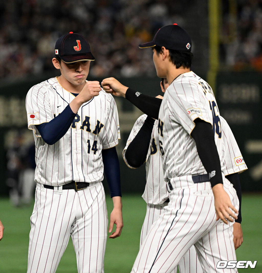  이강철 감독이 이끄는 대한민국 월드베이스볼클래식(WBC) 대표팀이 10일 일본 도쿄돔에서 일본과 1라운드 B조 경기를 가졌다.일본 오타니와 사사키가 주먹을 맞대고 있다. 2023.03.10 /spjj@osen.co.kr