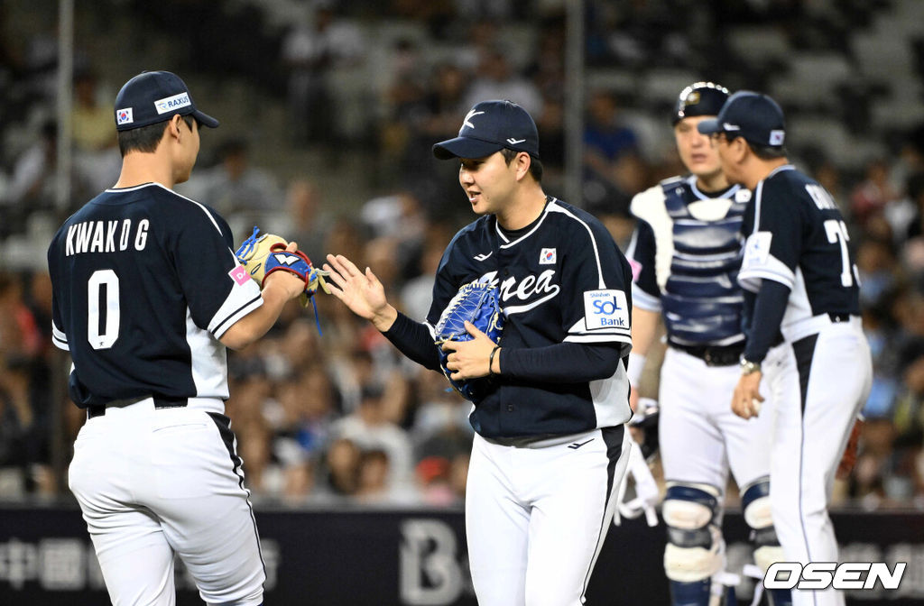 15일 오후 대만 타이베이돔에서 세계야구소프트볼연맹(WBSC) 프리미어12 2024 B조 대한민국과 일본의 경기가 열렸다.대한민국은 3차전 선발투수로 최승용, 일본은 다카하시 히로토를 내세웠다.5회말 1사에서 대한민국 유영찬이 곽도규와 교체되고 있다. 2024.11.15 /sunday@osen.co.kr