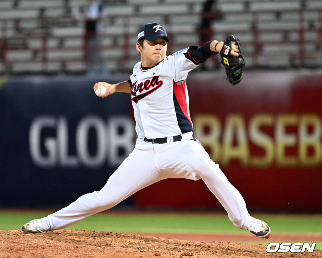 14일 오후 대만 타이베이 티엔무야구장에서 세계야구소프트볼연맹(WBSC) 프리미어12 2024 B조 2차전 대한민국과 쿠바의 경기가 열렸다.대한민국은 2차전 선발투수로 곽빈, 쿠바는 리반 모이넬로를 내세웠다.9회초 대한민국 박영현이 역투하고 있다. 2024.11.14 /sunday@osen.co.kr