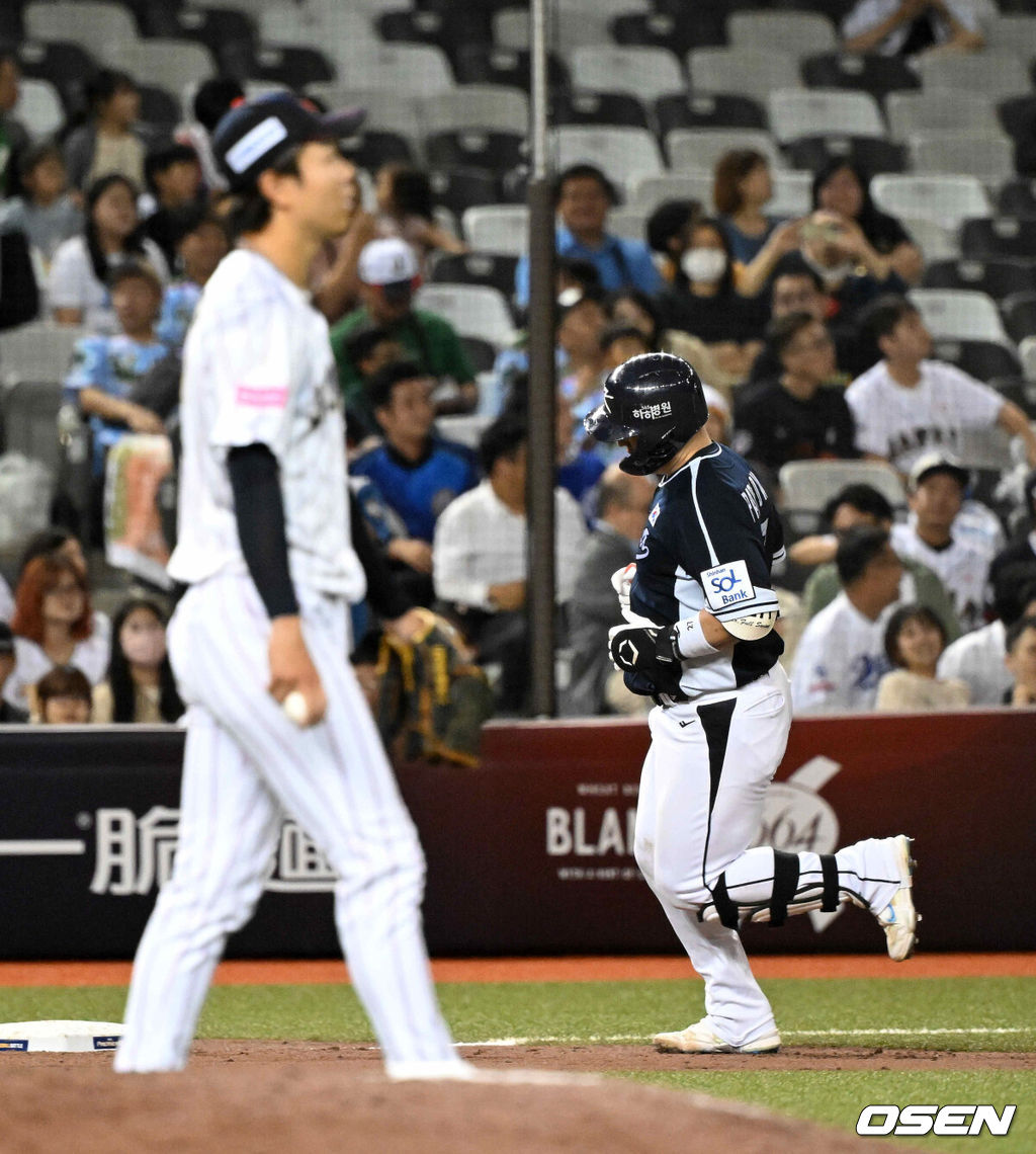 15일 오후 대만 타이베이돔에서 세계야구소프트볼연맹(WBSC) 프리미어12 2024 B조 대한민국과 일본의 경기가 열렸다.대한민국은 3차전 선발투수로 최승용, 일본은 다카하시 히로토를 내세웠다.4회초 1사에서 대한민국 박동원이 동점 좌월 솔로포를 날리고 그라운드를 돌고 있다. 2024.11.15 /