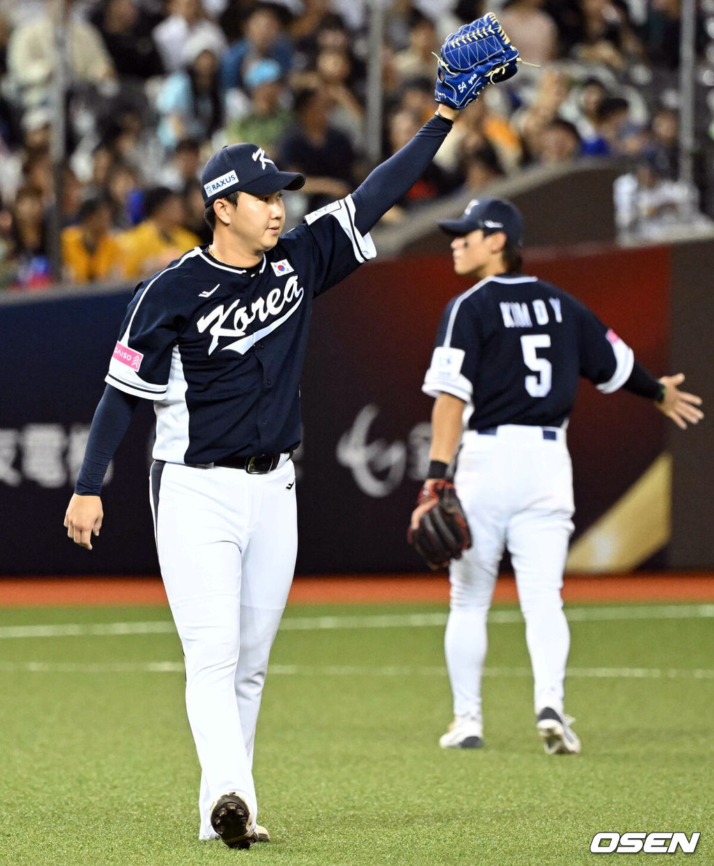 13일 오후 대만 타이베이돔에서 세계야구소프트볼연맹(WBSC) 프리미어12 2024 B조 1차전 대한민국과 대만의 경기가 열렸다.대한민국은 1차전 선발투수로 고영표, 대만은 린위민을 내세웠다.7회말 한국 유영찬이 대만 천천웨이 타구에 호수비를 펼친 2루수 송성문을 향해 고마움을 표하고 있다. 2024.11.13 /sunday@osen.co.kr