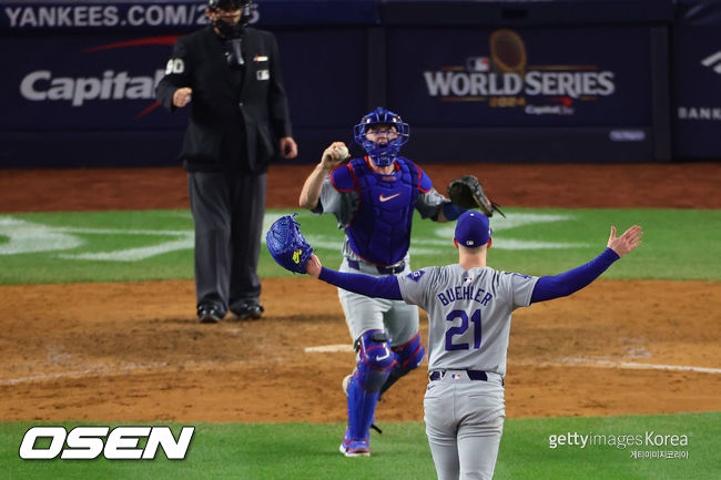 [사진] LA 다저스 워커 뷸러가 월드시리즈 우승 확정 후 포수 윌 스미스와 기뻐하고 있다. ⓒGettyimages(무단전재 및 재배포 금지)