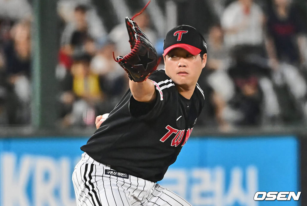 19일 부산 사직야구장에서 2024 신한 SOL 뱅크 KBO 리그 롯데 자이언츠와 LG 트윈스의 경기가 열렸다. 홈팀 롯데는 박세웅이 선발 출전하고 LG는 임준형이 선발 출전했다.LG 트윈스 함덕주가 역투하고 있다. 2024.09.19 / foto0307@osen.co.kr