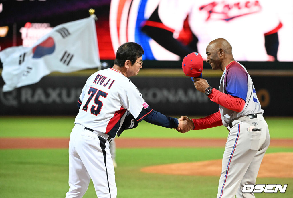 14일 오후 대만 타이베이 티엔무야구장에서 세계야구소프트볼연맹(WBSC) 프리미어12 2024 B조 2차전 대한민국과 쿠바의 경기가 열렸다. 대한민국 류중일 감독과 쿠바 아르만도 욘슨 감독이 인사를 나누고 있다. 2024.11.14 /sunday@osen.co.kr