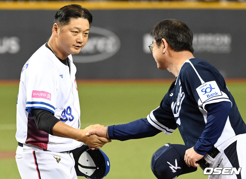 13일 오후 대만 타이베이돔에서 세계야구소프트볼연맹(WBSC) 프리미어12 2024 B조 1차전 대한민국과 대만의 경기가 열렸다. 경기에 앞서 대만 쩡하오주 감독과 한국 류중일 감독이 인사를 나누고 있다. 2024.11.13 /sunday@osen.co.kr