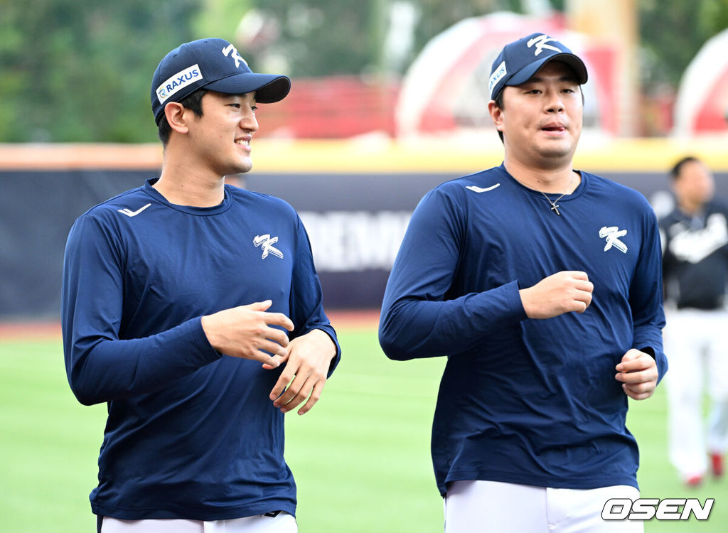 16일 오후 대만 타이베이 티엔무야구장에서 세계야구소프트볼연맹(WBSC) 프리미어12 2024 B조 대한민국과 도미니카공화국의 경기가 열릴 예정이다.대한민국은 4차전 선발투수로 임찬규, 도미니카공화국은 프랑클린 킬로메를 내세웠다.경기에 앞서 대표팀 고영표가 이영하와 이야기를 나누고 있다. 2024.11.16 /sunday@osen.co.kr