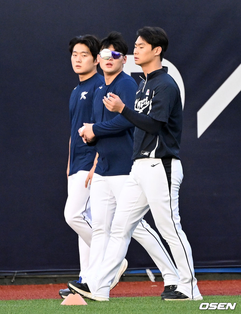 16일 오후 대만 타이베이 티엔무야구장에서 세계야구소프트볼연맹(WBSC) 프리미어12 2024 B조 대한민국과 도미니카공화국의 경기가 열릴 예정이다.대한민국은 4차전 선발투수로 임찬규, 도미니카공화국은 프랑클린 킬로메를 내세웠다.경기에 앞서 대표팀 곽도규가 스트레칭을 마치고 이동하고 있다. 2024.11.16 /sunday@osen.co.kr