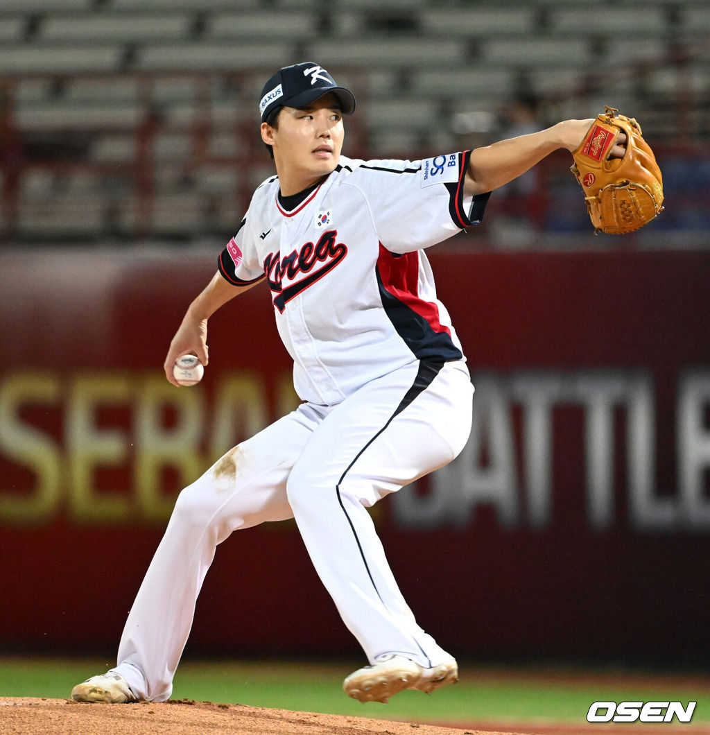 16일 오후 대만 타이베이 티엔무야구장에서 세계야구소프트볼연맹(WBSC) 프리미어12 2024 B조 대한민국과 도미니카공화국의 경기가 열렸다.대한민국은 4차전 선발투수로 임찬규, 도미니카공화국은 프랑클린 킬로메를 내세웠다.1회초 무사에서 한국 선발투수 임찬규가 역투하고 있다. 2024.11.16 /sunday@osen.co.kr