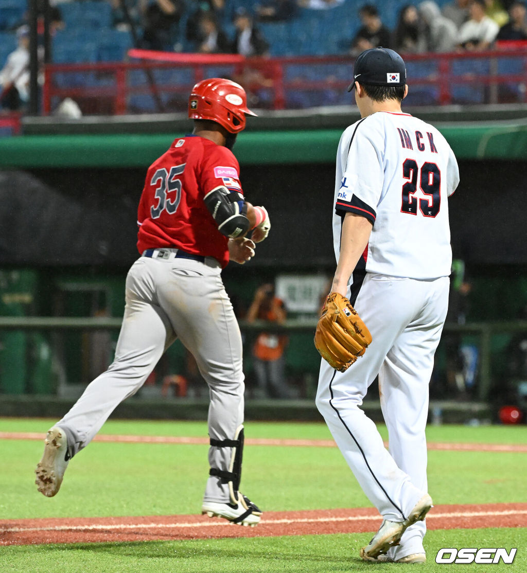 16일 오후 대만 타이베이 티엔무야구장에서 세계야구소프트볼연맹(WBSC) 프리미어12 2024 B조 대한민국과 도미니카공화국의 경기가 열렸다.대한민국은 4차전 선발투수로 임찬규, 도미니카공화국은 프랑클린 킬로메를 내세웠다.4회초 무사에서 도미니카공화국 알칸타라에게 투런 홈런을 허용한 한국 임찬규가 아쉬운 표정을 짓고 있다. 2024.11.16 /sunday@osen.co.kr