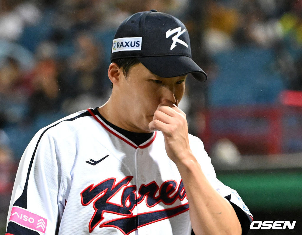 16일 오후 대만 타이베이 티엔무야구장에서 세계야구소프트볼연맹(WBSC) 프리미어12 2024 B조 대한민국과 도미니카공화국의 경기가 열렸다.대한민국은 4차전 선발투수로 임찬규, 도미니카공화국은 프랑클린 킬로메를 내세웠다.4회초 무사에서 도미니카공화국 알칸타라에게 투런 홈런을 허용한 한국 임찬규가 마운드를 내려가고 있다. 2024.11.16 