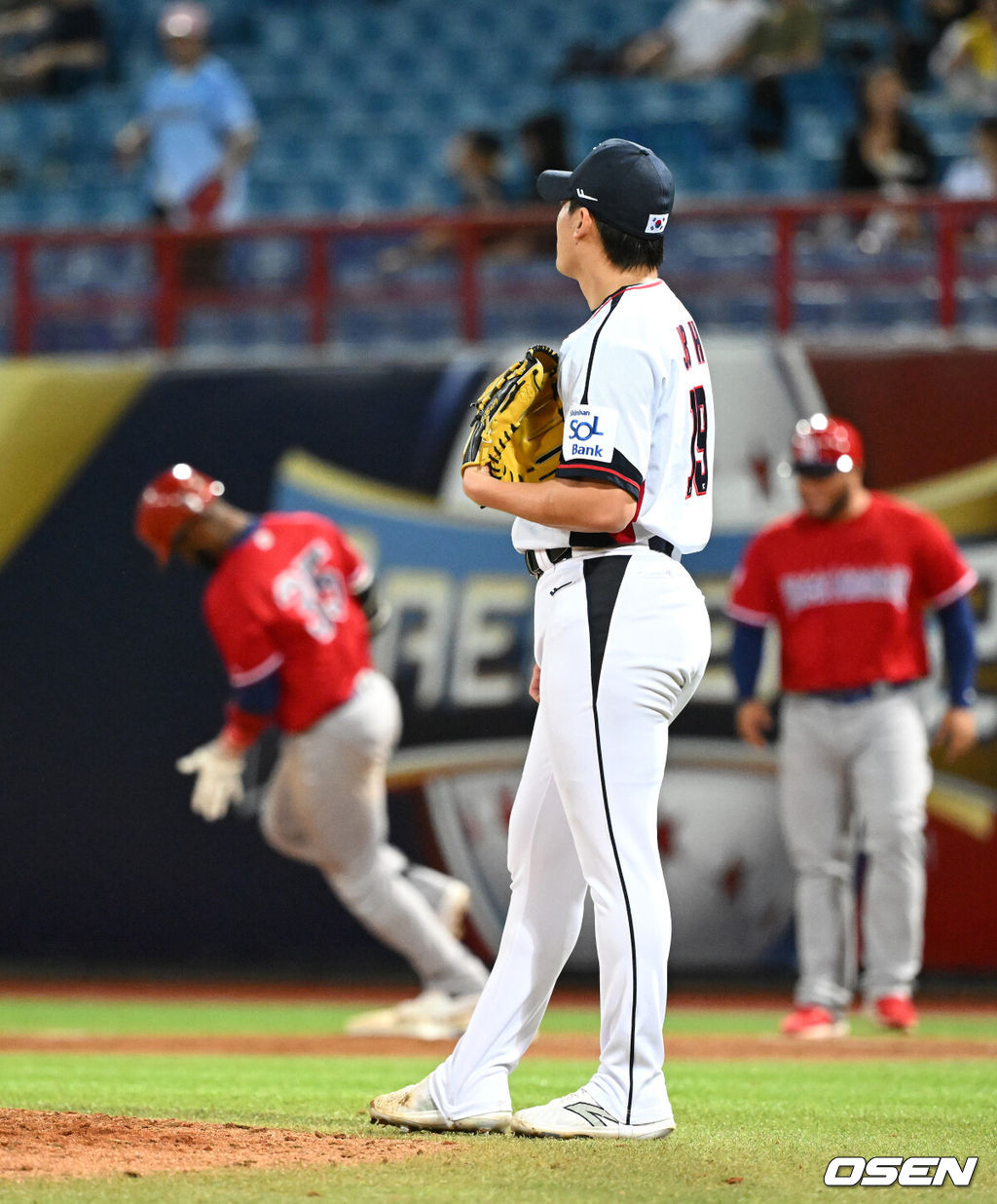 16일 오후 대만 타이베이 티엔무야구장에서 세계야구소프트볼연맹(WBSC) 프리미어12 2024 B조 대한민국과 도미니카공화국의 경기가 열렸다.대한민국은 4차전 선발투수로 임찬규, 도미니카공화국은 프랑클린 킬로메를 내세웠다.5회초 2사에서 한국 조병현이 도미니카공화국 알칸타라에게 홈런을 허용하고 아쉬워하고 있다. 2024.11.16 /sunday@osen.co.kr