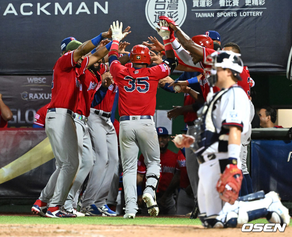 16일 오후 대만 타이베이 티엔무야구장에서 세계야구소프트볼연맹(WBSC) 프리미어12 2024 B조 대한민국과 도미니카공화국의 경기가 열렸다.대한민국은 4차전 선발투수로 임찬규, 도미니카공화국은 프랑클린 킬로메를 내세웠다.5회초 2사에서 도미니카공화국 알칸타라가 홈런을 치고 더그아웃에서 환호하고 있다. 2024.11.16 /sunday@osen.co.kr