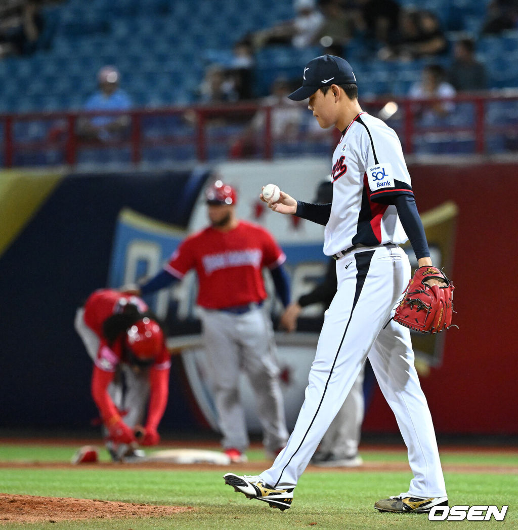 16일 오후 대만 타이베이 티엔무야구장에서 세계야구소프트볼연맹(WBSC) 프리미어12 2024 B조 대한민국과 도미니카공화국의 경기가 열렸다.대한민국은 4차전 선발투수로 임찬규, 도미니카공화국은 프랑클린 킬로메를 내세웠다.4회초 2사 1,2루에서 도미니카공화국 핸슨에게 적시타를 허용한 한국 소형준이 아쉬운 표정을 짓고 있다. 2024.11.16 /