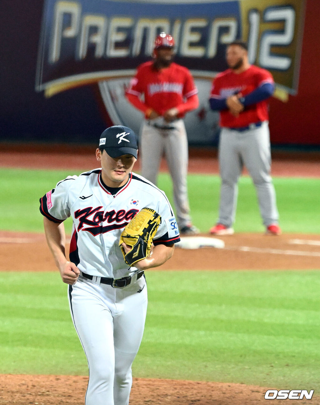 16일 오후 대만 타이베이 티엔무야구장에서 세계야구소프트볼연맹(WBSC) 프리미어12 2024 B조 대한민국과 도미니카공화국의 경기가 열렸다.대한민국은 4차전 선발투수로 임찬규, 도미니카공화국은 프랑클린 킬로메를 내세웠다.6회초 2사 한국 조병현이 마운드를 내려가고 있다. 2024.11.16 /sunday@osen.co.kr