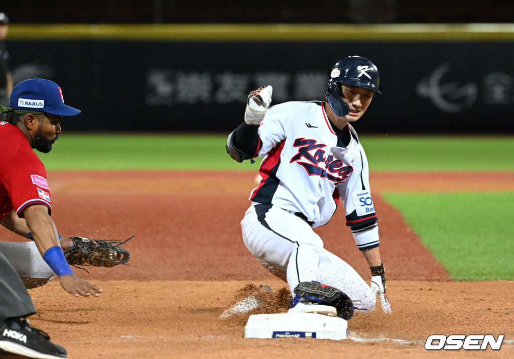 16일 오후 대만 타이베이 티엔무야구장에서 세계야구소프트볼연맹(WBSC) 프리미어12 2024 B조 대한민국과 도미니카공화국의 경기가 열렸다.대한민국은 4차전 선발투수로 임찬규, 도미니카공화국은 프랑클린 킬로메를 내세웠다.6회말 2사 1,2루에서 한국 신민재가 땅볼을 치고 상대 실책을 틈 타 3루로 슬라이딩하고 있다. 2024.11.16 /sunday@osen.co.kr