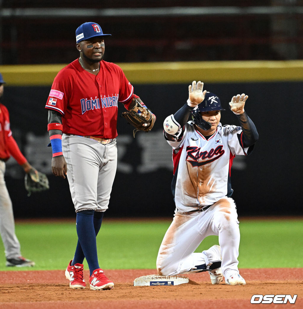 16일 오후 대만 타이베이 티엔무야구장에서 세계야구소프트볼연맹(WBSC) 프리미어12 2024 B조 대한민국과 도미니카공화국의 경기가 열렸다.대한민국은 4차전 선발투수로 임찬규, 도미니카공화국은 프랑클린 킬로메를 내세웠다.6회말 2사 3루에서 한국 문보경이 우중간 적시 2루타를 치고 환호하고 있다. 2024.11.16 /sunday@osen.co.kr