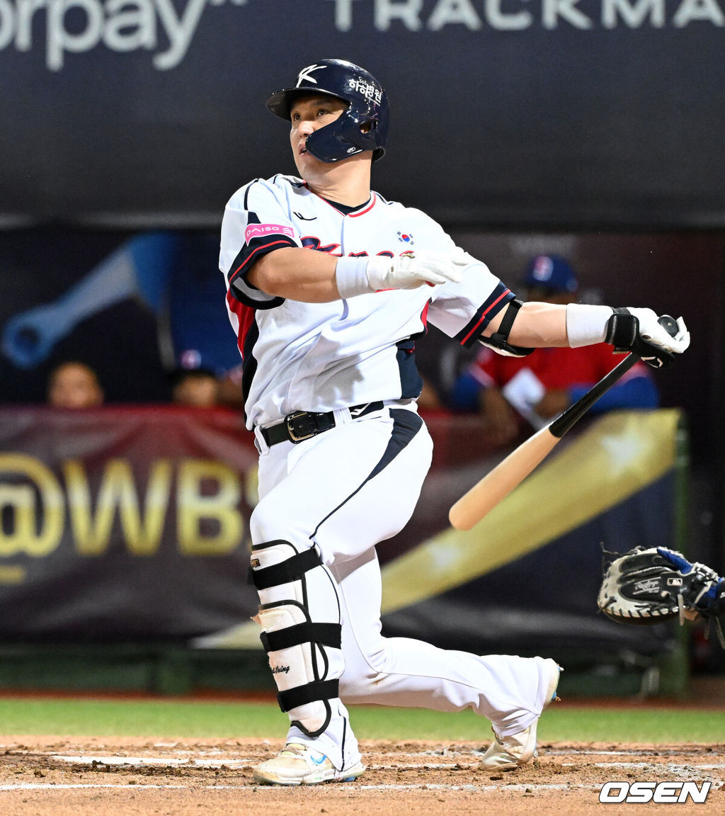 16일 오후 대만 타이베이 티엔무야구장에서 세계야구소프트볼연맹(WBSC) 프리미어12 2024 B조 대한민국과 도미니카공화국의 경기가 열렸다.대한민국은 4차전 선발투수로 임찬규, 도미니카공화국은 프랑클린 킬로메를 내세웠다.6회말 2사 3루에서 한국 박동원이 좌전 적시타를 치고 있다. 2024.11.16 /sunday@osen.co.kr