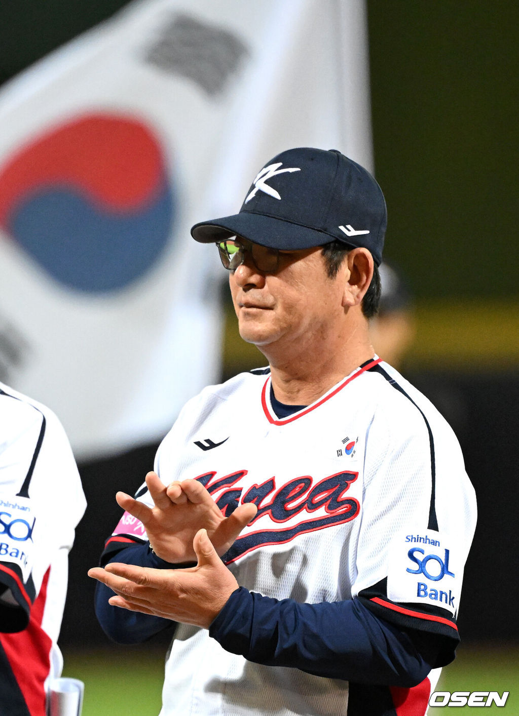 16일 오후 대만 타이베이 티엔무야구장에서 세계야구소프트볼연맹(WBSC) 프리미어12 2024 B조 대한민국과 도미니카공화국의 경기가 열렸다.대한민국은 4차전 선발투수로 임찬규, 도미니카공화국은 프랑클린 킬로메를 내세웠다.경기에 앞서 한국 류중일 감독이 박수를 치고 있다. 2024.11.16 