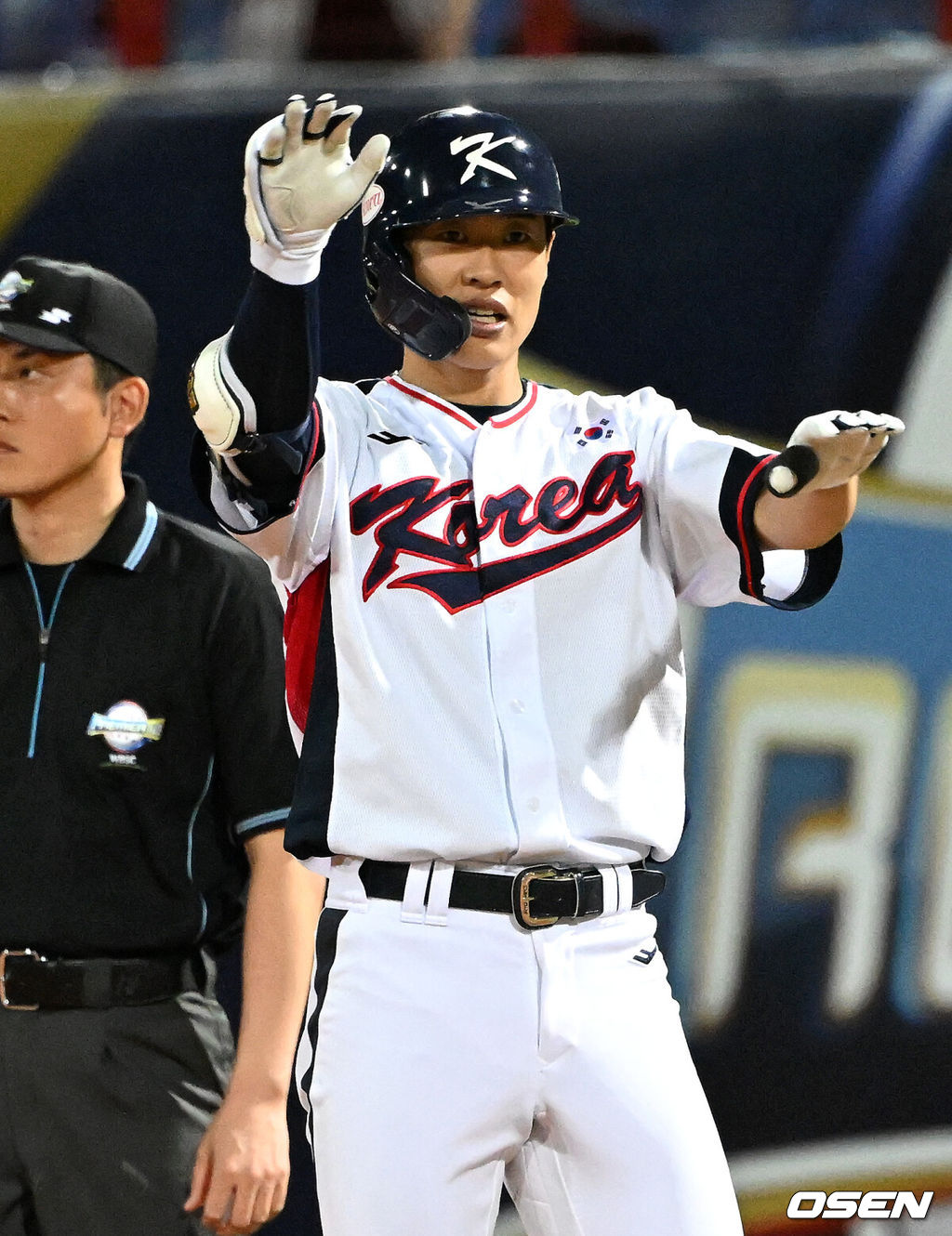 16일 오후 대만 타이베이 티엔무야구장에서 세계야구소프트볼연맹(WBSC) 프리미어12 2024 B조 대한민국과 도미니카공화국의 경기가 열렸다.대한민국은 4차전 선발투수로 임찬규, 도미니카공화국은 프랑클린 킬로메를 내세웠다.8회말 1사 1,3루에서 한국 송성문이 적시타를 치고 환호하고 있다. 2024.11.16 /sunday@osen.co.kr