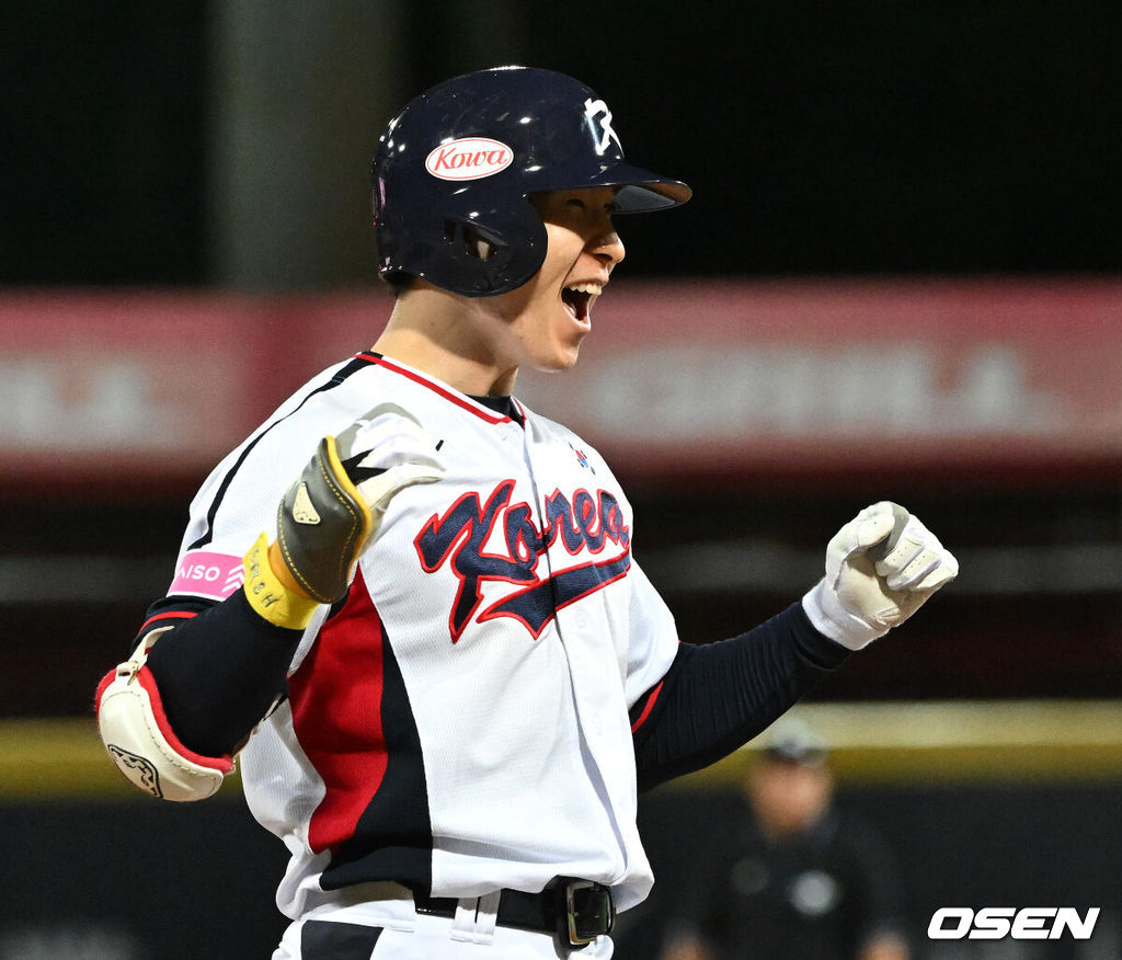 16일 오후 대만 타이베이 티엔무야구장에서 세계야구소프트볼연맹(WBSC) 프리미어12 2024 B조 대한민국과 도미니카공화국의 경기가 열렸다.대한민국은 4차전 선발투수로 임찬규, 도미니카공화국은 프랑클린 킬로메를 내세웠다.8회말 2사 2,3루에서 한국 박성한이 우중간 2타점 적시 3루타를 치고 환호하고 있다. 2024.11.16 /sunday@osen.co.kr