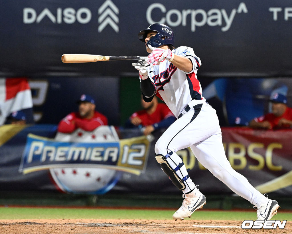 16일 오후 대만 타이베이 티엔무야구장에서 세계야구소프트볼연맹(WBSC) 프리미어12 2024 B조 대한민국과 도미니카공화국의 경기가 열렸다.대한민국은 4차전 선발투수로 임찬규, 도미니카공화국은 프랑클린 킬로메를 내세웠다.4회말 2사에서 한국 김도영이 외야플라이로 물러나고 있다. 2024.11.16 /sunday@osen.co.kr