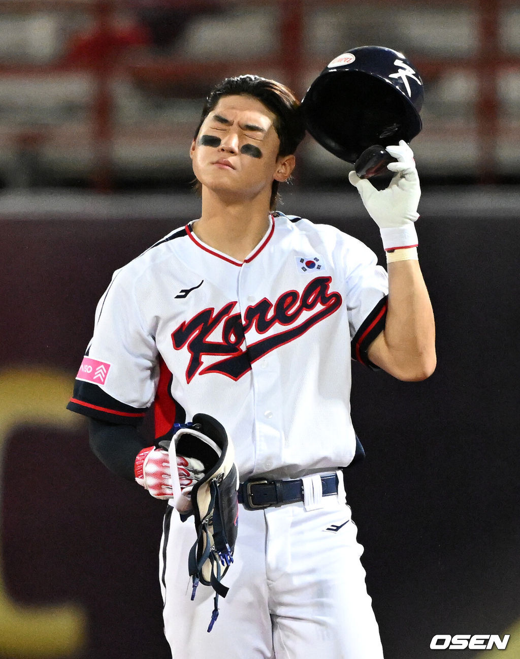 16일 오후 대만 타이베이 티엔무야구장에서 세계야구소프트볼연맹(WBSC) 프리미어12 2024 B조 대한민국과 도미니카공화국의 경기가 열렸다.대한민국은 4차전 선발투수로 임찬규, 도미니카공화국은 프랑클린 킬로메를 내세웠다.4회말 2사에서 한국 김도영이 외야플라이로 물러나며 아쉬워하고 있다. 2024.11.16 /sunday@osen.co.kr