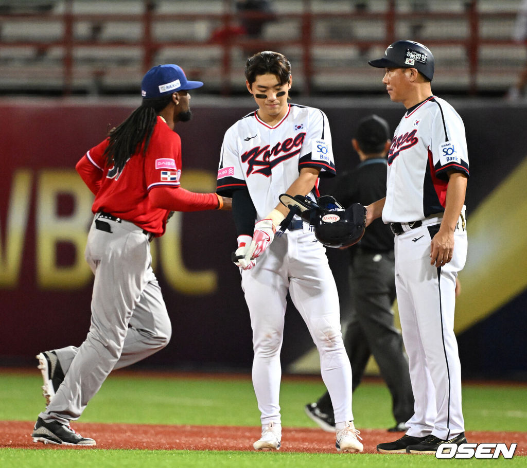 16일 오후 대만 타이베이 티엔무야구장에서 세계야구소프트볼연맹(WBSC) 프리미어12 2024 B조 대한민국과 도미니카공화국의 경기가 열렸다.대한민국은 4차전 선발투수로 임찬규, 도미니카공화국은 프랑클린 킬로메를 내세웠다.4회말 2사에서 한국 김도영이 외야플라이로 물러나며 아쉬워하고 있다. 2024.11.16 /sunday@osen.co.kr