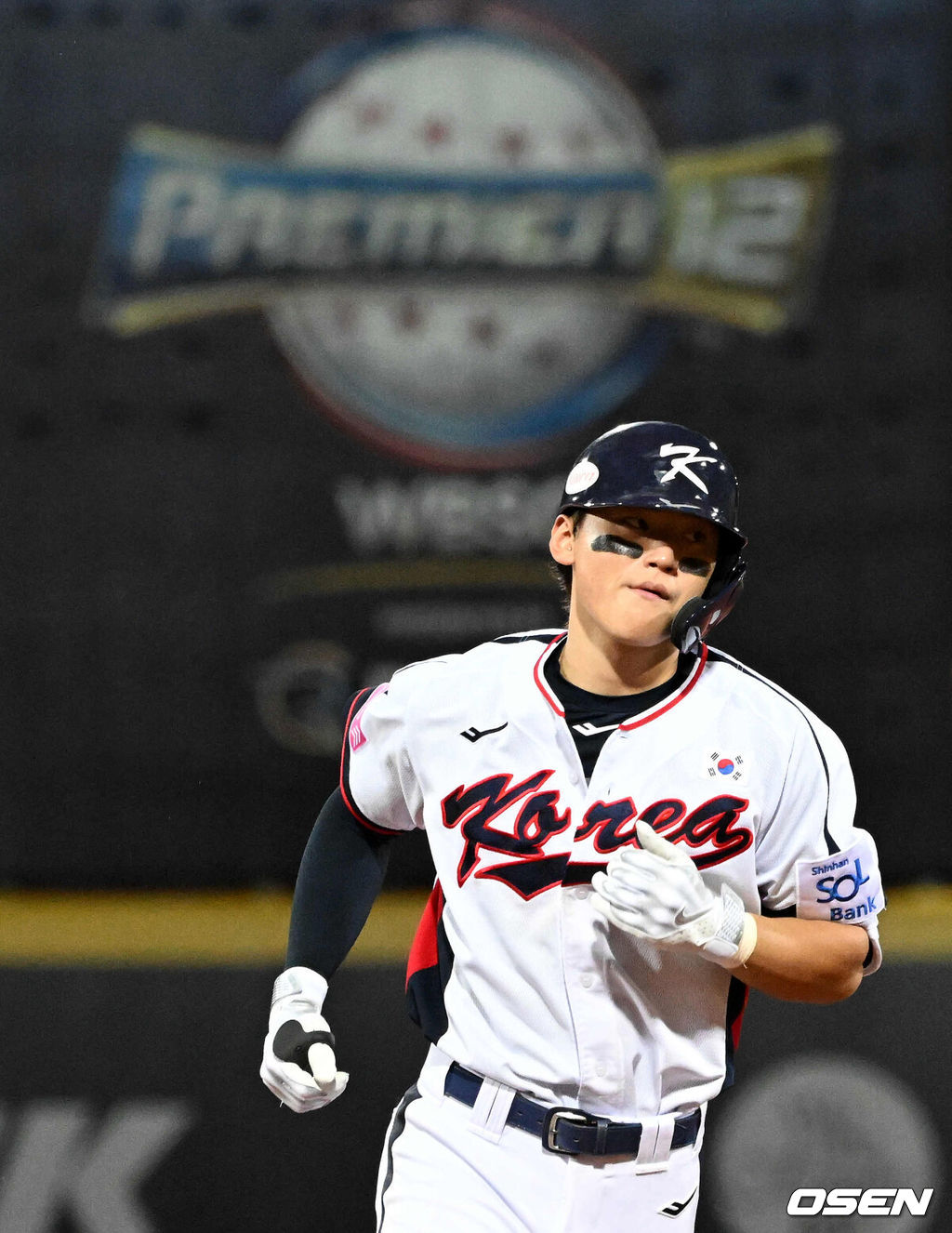 14일 오후 대만 타이베이 티엔무야구장에서 세계야구소프트볼연맹(WBSC) 프리미어12 2024 B조 2차전 대한민국과 쿠바의 경기가 열렸다.대한민국은 2차전 선발투수로 곽빈, 쿠바는 리반 모이넬로를 내세웠다.7회말 1사에서 대한민국 김도영이 좌월 솔로포를 날리며 그라운드를 돌고 있다. 2024.11.14 /sunday@osen.co.kr