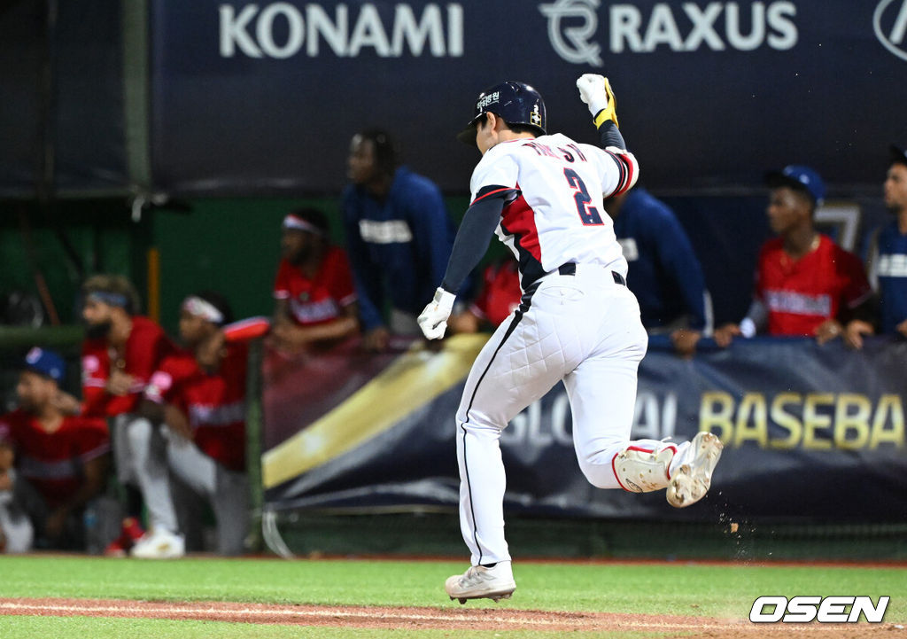 16일 오후 대만 타이베이 티엔무야구장에서 세계야구소프트볼연맹(WBSC) 프리미어12 2024 B조 대한민국과 도미니카공화국의 경기가 열렸다.대한민국은 4차전 선발투수로 임찬규, 도미니카공화국은 프랑클린 킬로메를 내세웠다.8회말 2사 2,3루에서 한국 박성한이 우중간 2타점 적시 3루타를 치고 환호하고 있다. 2024.11.16 /sunday@osen.co.kr