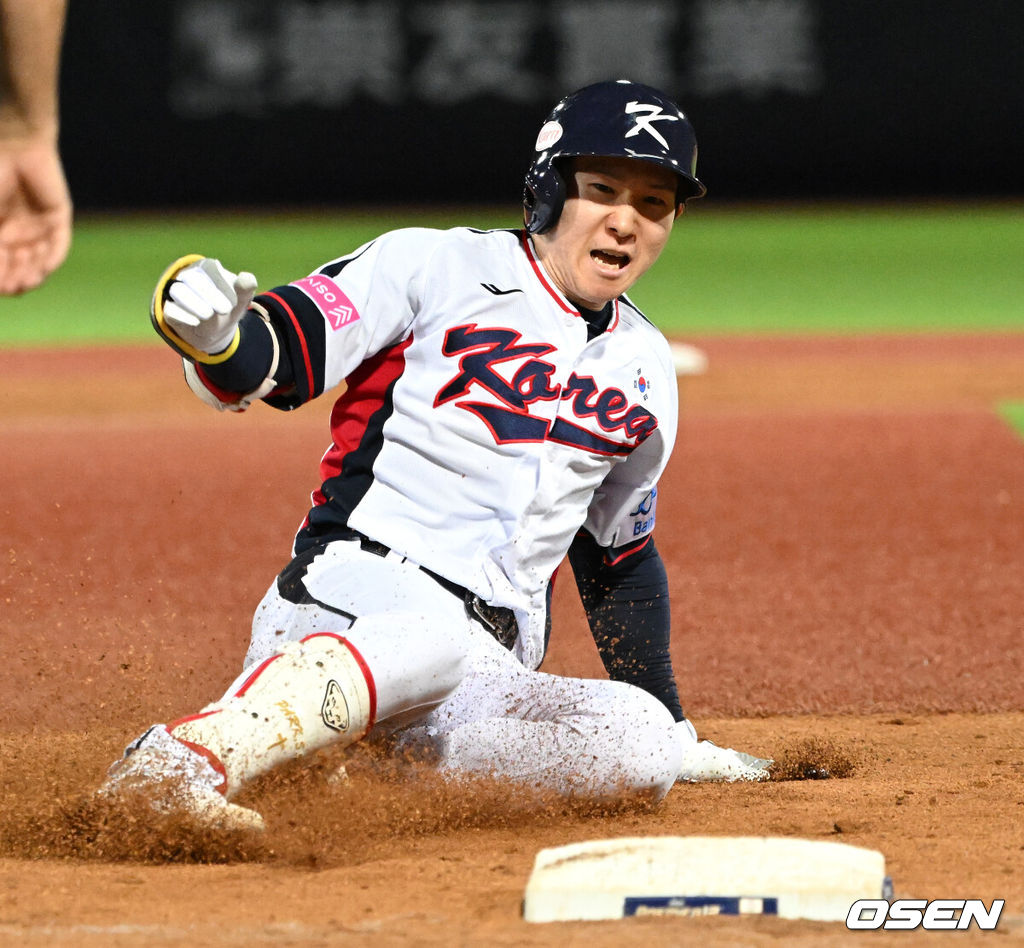 16일 오후 대만 타이베이 티엔무야구장에서 세계야구소프트볼연맹(WBSC) 프리미어12 2024 B조 대한민국과 도미니카공화국의 경기가 열렸다.대한민국은 4차전 선발투수로 임찬규, 도미니카공화국은 프랑클린 킬로메를 내세웠다.8회말 2사 2,3루에서 한국 박성한이 우중간 2타점 적시 3루타를 치고 슬라이딩을 하고 있다. 2024.11.16 /sunday@osen.co.kr