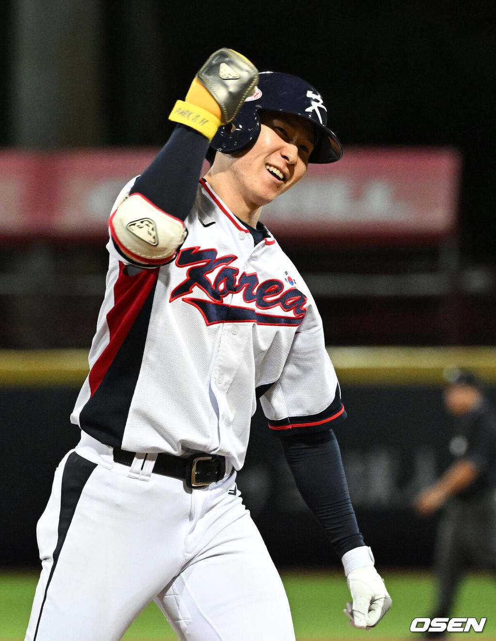 16일 오후 대만 타이베이 티엔무야구장에서 세계야구소프트볼연맹(WBSC) 프리미어12 2024 B조 대한민국과 도미니카공화국의 경기가 열렸다.대한민국은 4차전 선발투수로 임찬규, 도미니카공화국은 프랑클린 킬로메를 내세웠다.8회말 2사 2,3루에서 한국 박성한이 우중간 2타점 적시 3루타를 치고 환호하고 있다. 2024.11.16 /