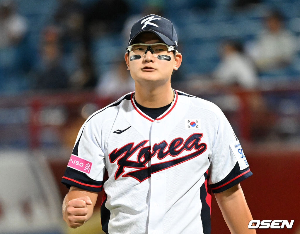 16일 오후 대만 타이베이 티엔무야구장에서 세계야구소프트볼연맹(WBSC) 프리미어12 2024 B조 대한민국과 도미니카공화국의 경기가 열렸다.대한민국은 4차전 선발투수로 임찬규, 도미니카공화국은 프랑클린 킬로메를 내세웠다.7회초 1사 1루에서 한국 김서현이 도미니카공화국 누녜즈를 병살타로 처리하고 환호하고 있다. 2024.11.16 /sunday@osen.co.kr