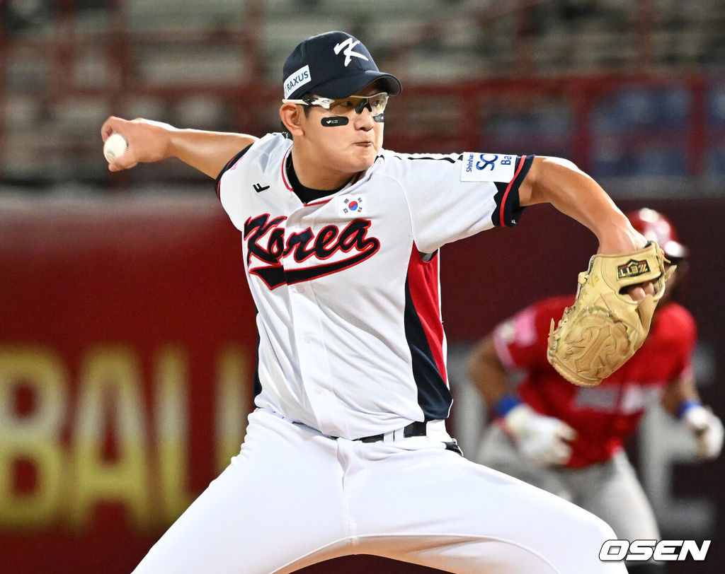 16일 오후 대만 타이베이 티엔무야구장에서 세계야구소프트볼연맹(WBSC) 프리미어12 2024 B조 대한민국과 도미니카공화국의 경기가 열렸다.대한민국은 4차전 선발투수로 임찬규, 도미니카공화국은 프랑클린 킬로메를 내세웠다.7회초 한국 김서현이 역투하고 있다. 2024.11.16 /sunday@osen.co.kr