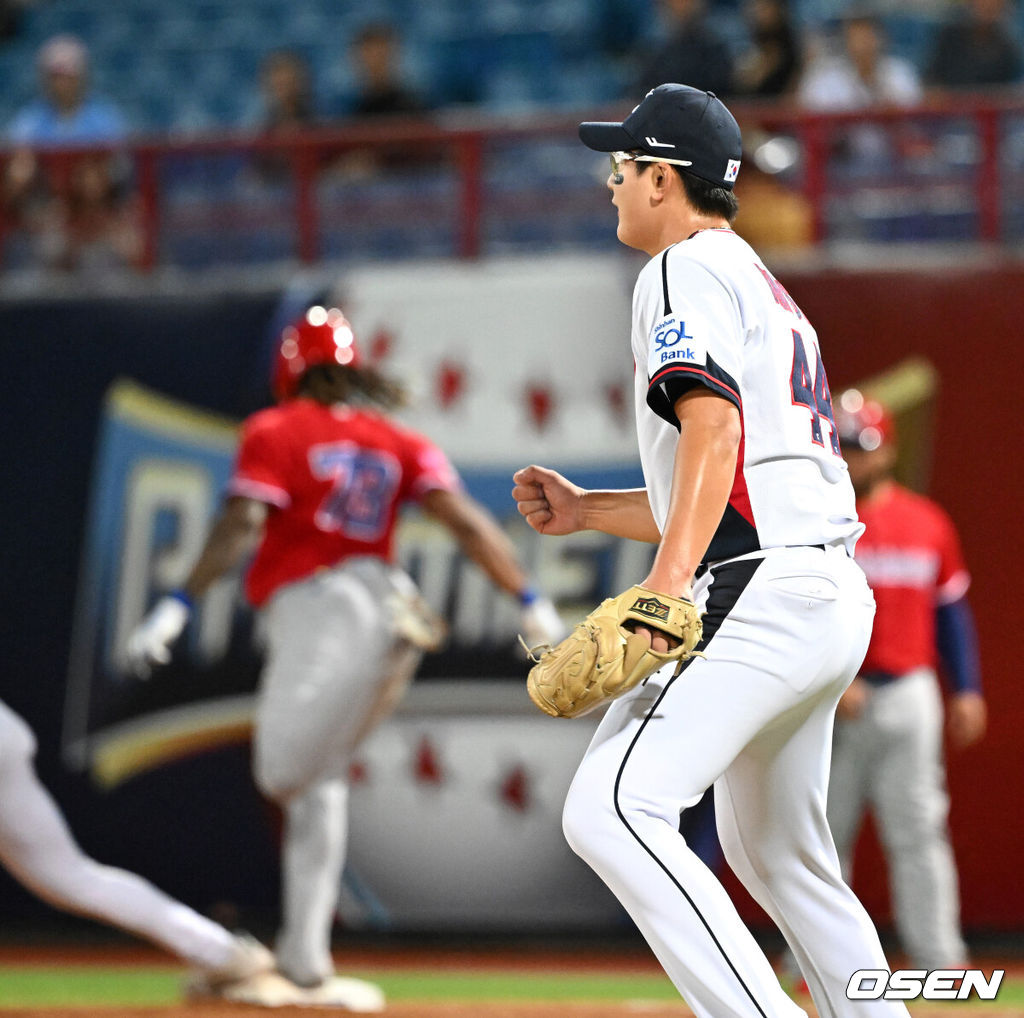 16일 오후 대만 타이베이 티엔무야구장에서 세계야구소프트볼연맹(WBSC) 프리미어12 2024 B조 대한민국과 도미니카공화국의 경기가 열렸다.대한민국은 4차전 선발투수로 임찬규, 도미니카공화국은 프랑클린 킬로메를 내세웠다.7회초 1사 1루에서 한국 김서현이 도미니카공화국 누녜즈를 병살타로 처리하고 환호하고 있다. 2024.11.16 /sunday@osen.co.kr