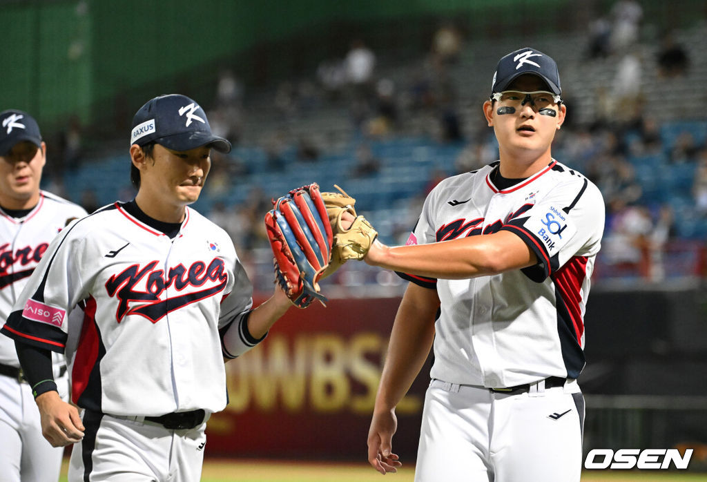 16일 오후 대만 타이베이 티엔무야구장에서 세계야구소프트볼연맹(WBSC) 프리미어12 2024 B조 대한민국과 도미니카공화국의 경기가 열렸다.대한민국은 4차전 선발투수로 임찬규, 도미니카공화국은 프랑클린 킬로메를 내세웠다.7회초 1사 1루에서 한국 김서현이 도미니카공화국 누녜즈를 병살타로 처리하고 환호하고 있다. 2024.11.16 /sunday@osen.co.kr