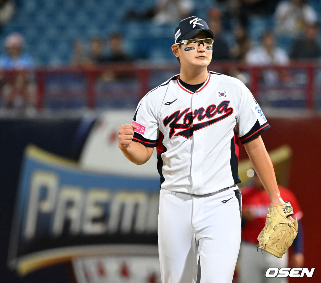 16일 오후 대만 타이베이 티엔무야구장에서 세계야구소프트볼연맹(WBSC) 프리미어12 2024 B조 대한민국과 도미니카공화국의 경기가 열렸다.대한민국은 4차전 선발투수로 임찬규, 도미니카공화국은 프랑클린 킬로메를 내세웠다.7회초 1사 1루에서 한국 김서현이 도미니카공화국 누녜즈를 병살타로 처리하고 환호하고 있다. 2024.11.16 /sunday@osen.co.kr