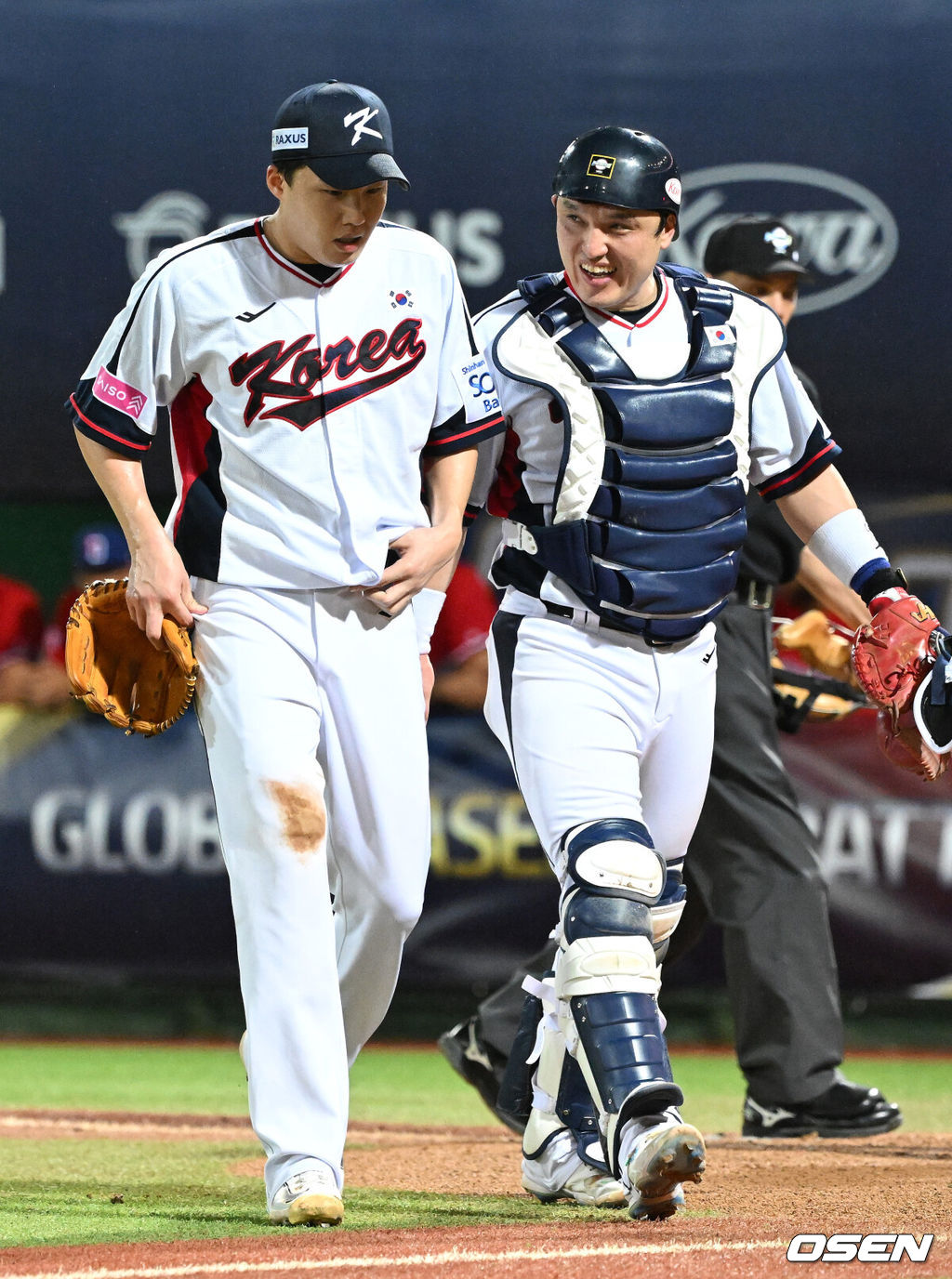 16일 오후 대만 타이베이 티엔무야구장에서 세계야구소프트볼연맹(WBSC) 프리미어12 2024 B조 대한민국과 도미니카공화국의 경기가 열렸다.대한민국은 4차전 선발투수로 임찬규, 도미니카공화국은 프랑클린 킬로메를 내세웠다.3회초 2사에서 한국 임찬규가 도미니카공화국 코데로를 땅볼로 처리하고 박동원과 이야기를 나누고 있다. 2024.11.16 /sunday@osen.co.kr