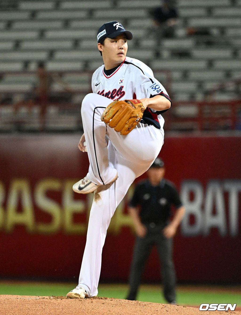 16일 오후 대만 타이베이 티엔무야구장에서 세계야구소프트볼연맹(WBSC) 프리미어12 2024 B조 대한민국과 도미니카공화국의 경기가 열렸다.대한민국은 4차전 선발투수로 임찬규, 도미니카공화국은 프랑클린 킬로메를 내세웠다.1회초 무사에서 한국 선발투수 임찬규가 역투하고 있다. 2024.11.16 /sunday@osen.co.kr