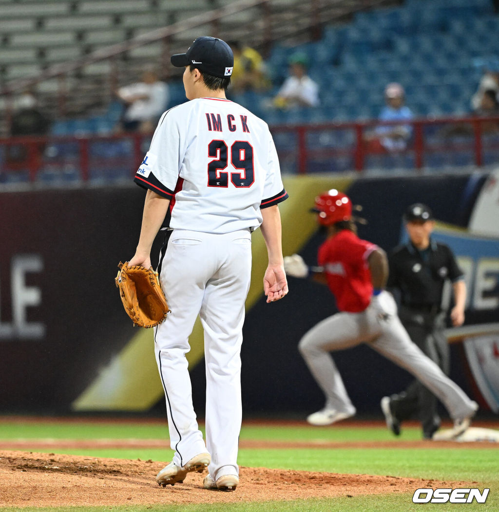 16일 오후 대만 타이베이 티엔무야구장에서 세계야구소프트볼연맹(WBSC) 프리미어12 2024 B조 대한민국과 도미니카공화국의 경기가 열렸다.대한민국은 4차전 선발투수로 임찬규, 도미니카공화국은 프랑클린 킬로메를 내세웠다.4회초 무사에서 한국 임찬규가 도미니카공화국 누녜즈에게 2루타를 허용하고 있다. 2024.11.16 /sunday@osen.co.kr