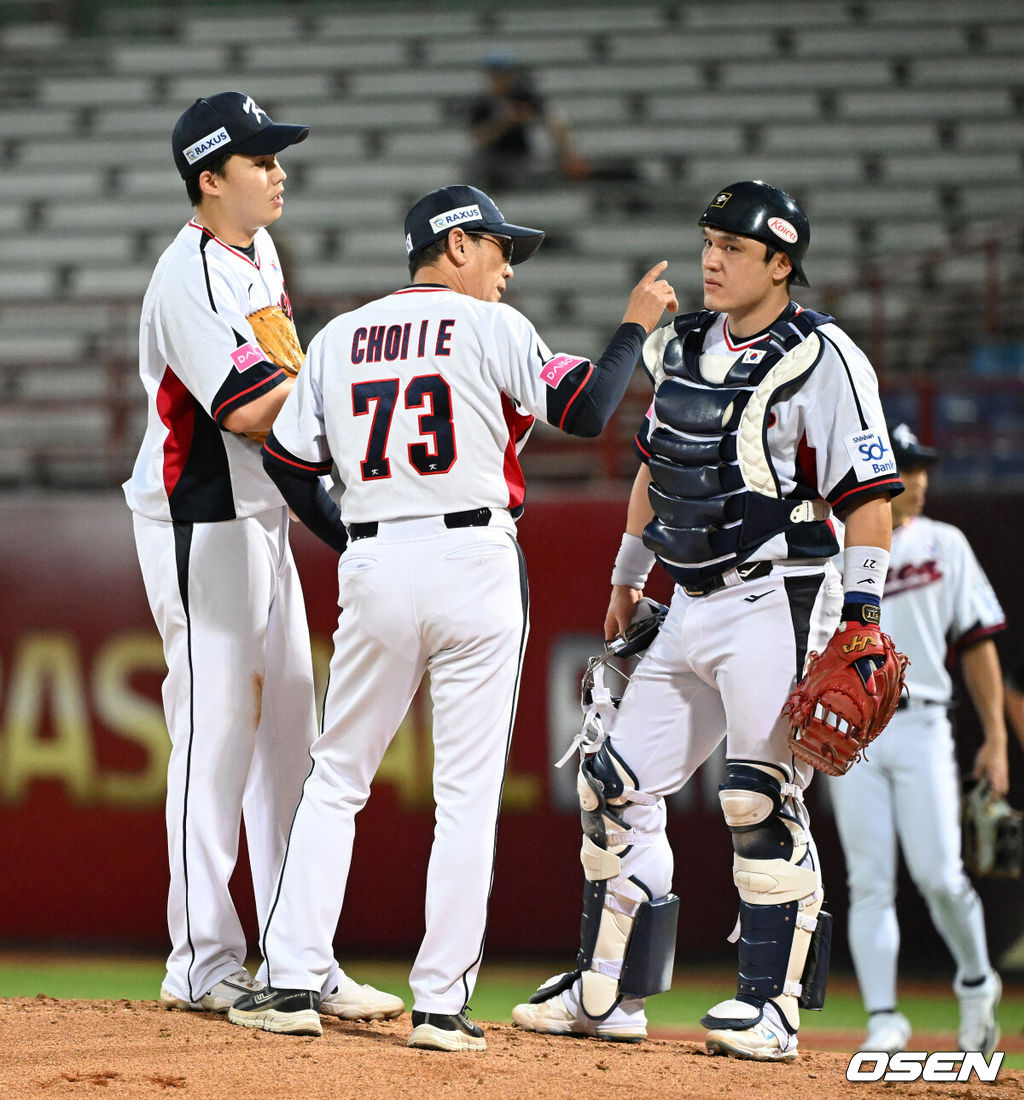 16일 오후 대만 타이베이 티엔무야구장에서 세계야구소프트볼연맹(WBSC) 프리미어12 2024 B조 대한민국과 도미니카공화국의 경기가 열렸다.대한민국은 4차전 선발투수로 임찬규, 도미니카공화국은 프랑클린 킬로메를 내세웠다.2회초 무사 만루에서 마운드를 방문한 한국 최일언 코치가 임찬규, 박동원과 이야기를 나누고 있다. 2024.11.16 