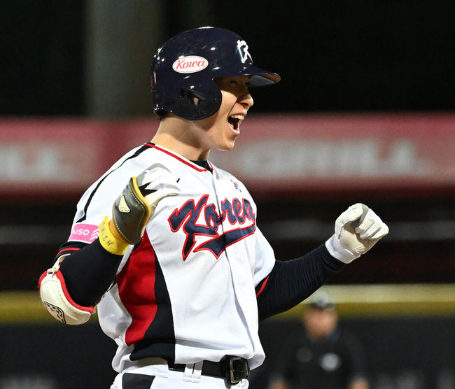 16일 오후 대만 타이베이 티엔무야구장에서 세계야구소프트볼연맹(WBSC) 프리미어12 2024 B조 대한민국과 도미니카공화국의 경기가 열렸다.대한민국은 4차전 선발투수로 임찬규, 도미니카공화국은 프랑클린 킬로메를 내세웠다.8회말 2사 2,3루에서 한국 박성한이 우중간 2타점 적시 3루타를 치고 환호하고 있다. 2024.11.16 /sunday@osen.co.kr