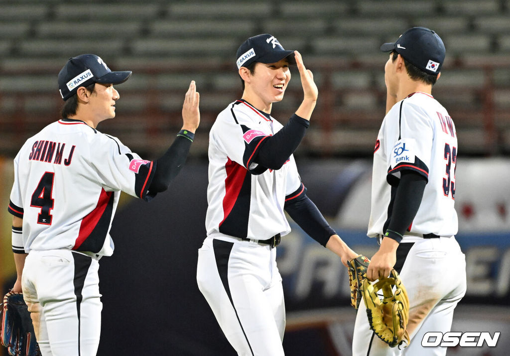 류중일 감독이 이끄는 한국 야구대표팀은 16일 대만 타이베이 티엔무구장에서 펼쳐진 2024 WBSC 프리미어12 도미니카공화국과의 B조 조별예선 4차전에서 9-6 대역전승을 거뒀다. 경기 종료 후 한국 박성한이 동료들과 승리의 기쁨을 나누고 있다. 2024.11.16 /sunday@osen.co.kr