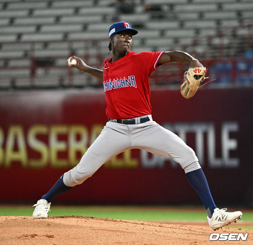 16일 오후 대만 타이베이 티엔무야구장에서 세계야구소프트볼연맹(WBSC) 프리미어12 2024 B조 대한민국과 도미니카공화국의 경기가 열렸다.대한민국은 4차전 선발투수로 임찬규, 도미니카공화국은 프랑클린 킬로메를 내세웠다.1회말 무사에서 도미니카공화국 선발투수 킬로메가 역투하고 있다. 2024.11.16 /sunday@osen.co.kr