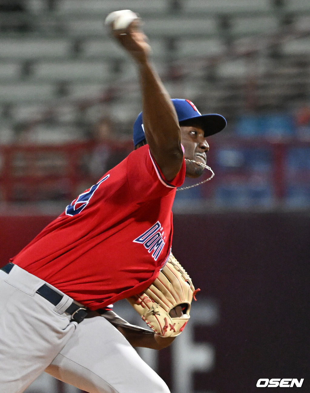 16일 오후 대만 타이베이 티엔무야구장에서 세계야구소프트볼연맹(WBSC) 프리미어12 2024 B조 대한민국과 도미니카공화국의 경기가 열렸다.대한민국은 4차전 선발투수로 임찬규, 도미니카공화국은 프랑클린 킬로메를 내세웠다.1회말 무사에서 도미니카공화국 선발투수 킬로메가 역투하고 있다. 2024.11.16 /sunday@osen.co.kr