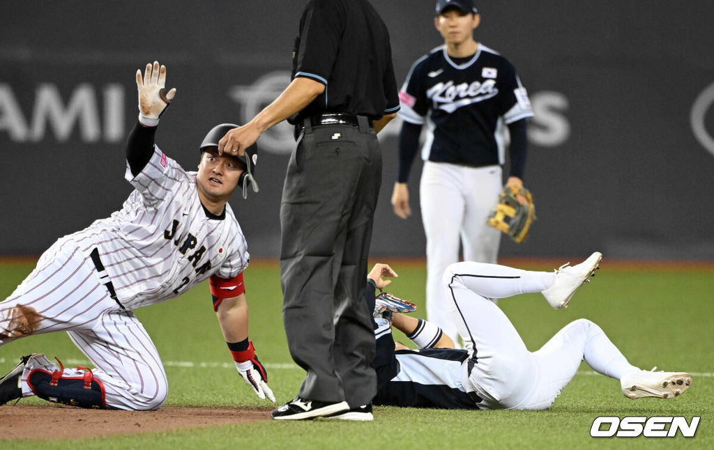 15일 오후 대만 타이베이돔에서 세계야구소프트볼연맹(WBSC) 프리미어12 2024 B조 대한민국과 일본의 경기가 열렸다.대한민국은 3차전 선발투수로 최승용, 일본은 다카하시 히로토를 내세웠다.7회말 2사에서 일본 마키가 좌익수 뒤 2루타를 날리고 2루에서 슬라이딩을 하다 대한민국 신민재와 충돌하며 놀라고 있다. 2024.11.15 /sunday@osen.co.kr